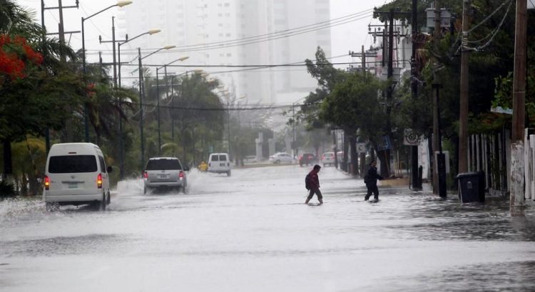 Onda Tropical 21 mantendrá lluvias fuertes en el Caribe Mexicano