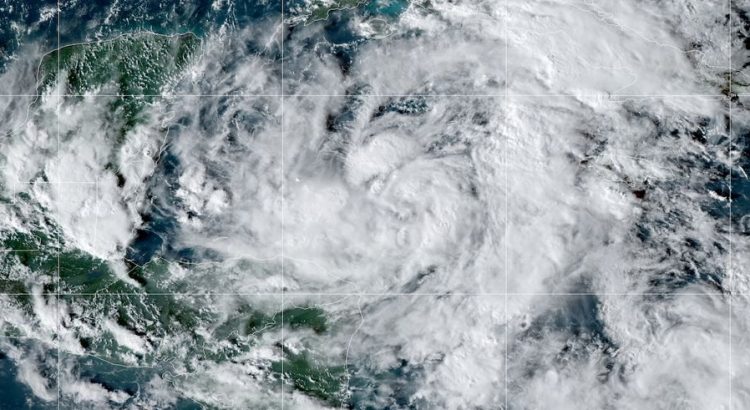 Perturbación tropical llega al Mar Caribe; podría afectar a Quintana Roo