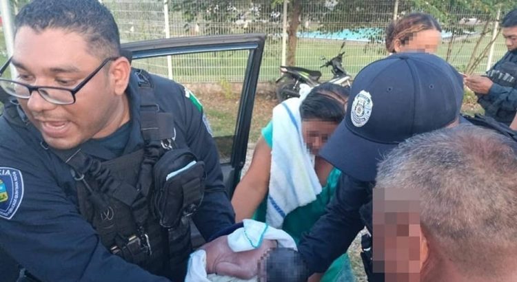 Policías de Othón P. Blanco ayudan a una madre a dar a luz en plena vía pública