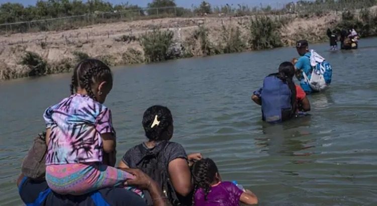 Negocia EU con México programa para apoyar a refugiado