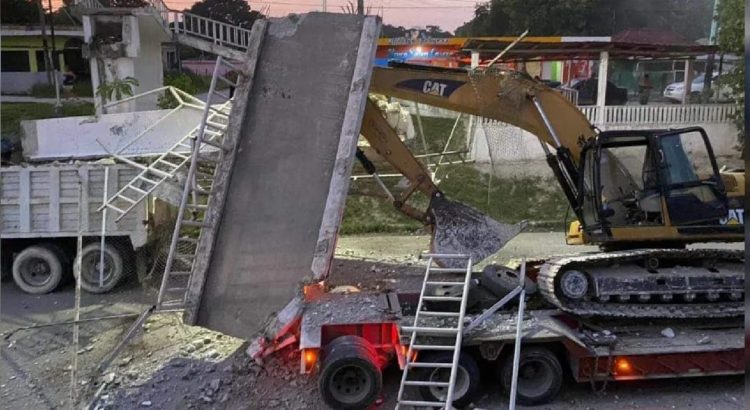 Tráiler con maquinaria para Tren Maya se impactó contra un puente en Quintana Roo