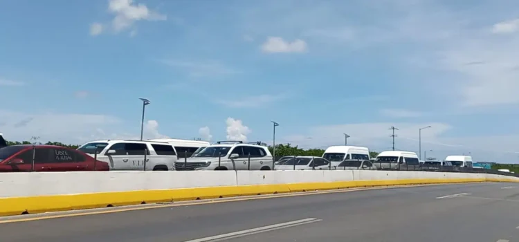 Transportistas se manifiestan contra Uber en el aeropuerto de Cancún