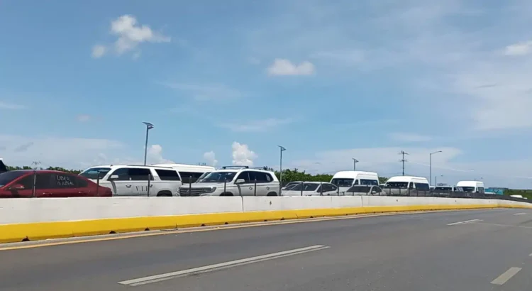 Transportistas se manifiestan contra Uber en el aeropuerto de Cancún