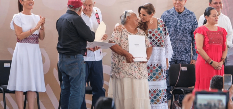 AMLO entrega escrituras a vecinos de la colonia Colosio de Playa del Carmen