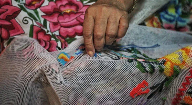 Presentan proyecto para fortalecer trabajo de artesanas en QRoo