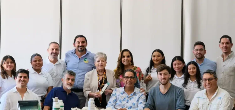 Titular de Semarnat conoce proyectos de emprendedores con el sargazo en QRoo