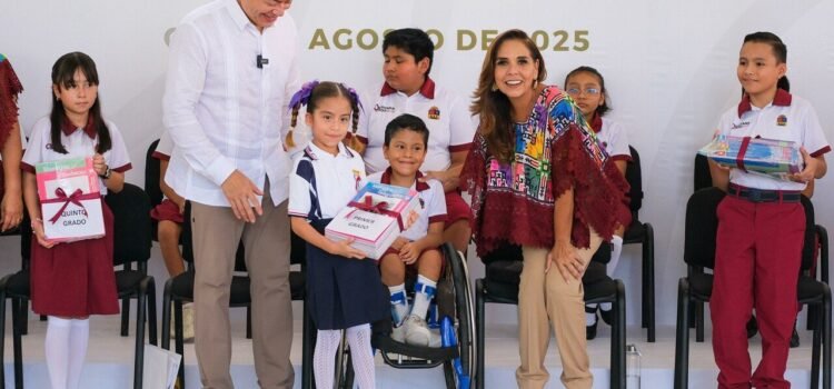 Mara Lezama y Mario Delgado entregan 2.1 millones de libros de texto gratuitos en QRoo