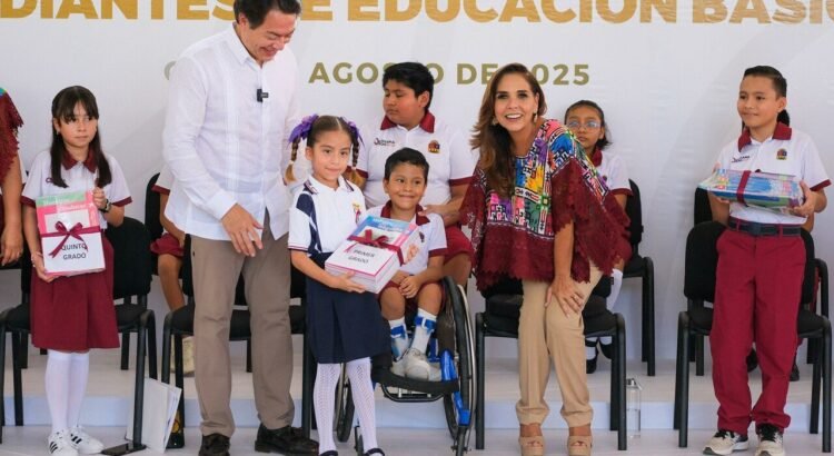 Mara Lezama y Mario Delgado entregan 2.1 millones de libros de texto gratuitos en QRoo