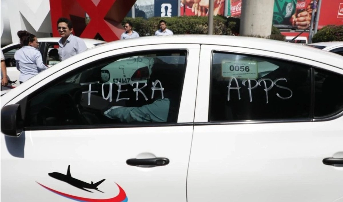 Taxistas de Cancún piden operativos para vigilar a prestadores del servicio por aplicación